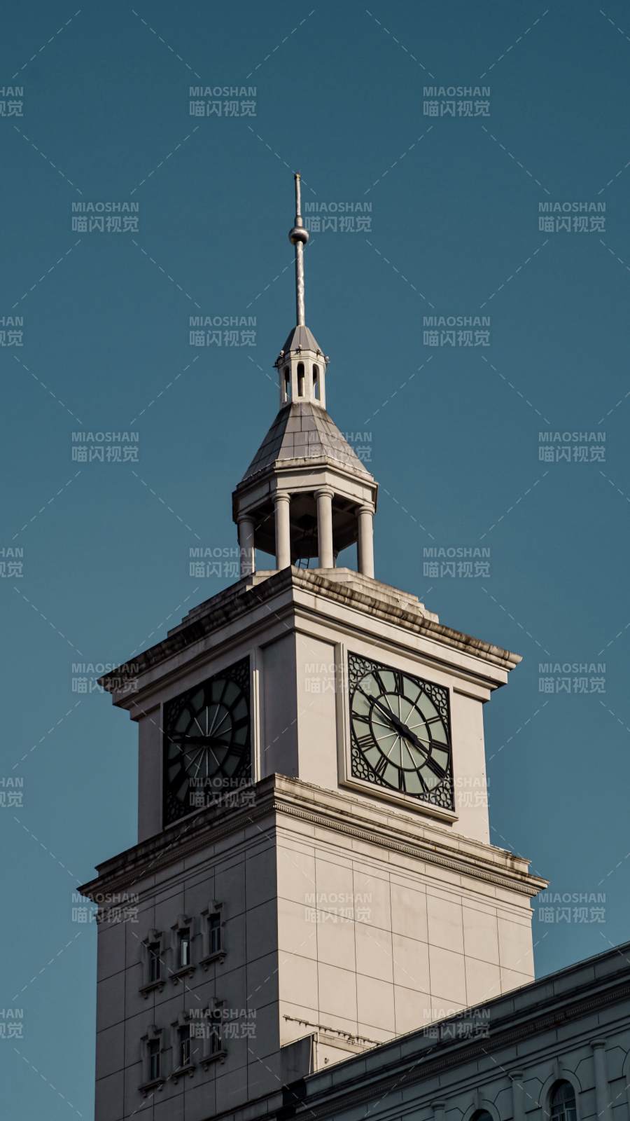 年代感的钟楼塔尖晴空图片