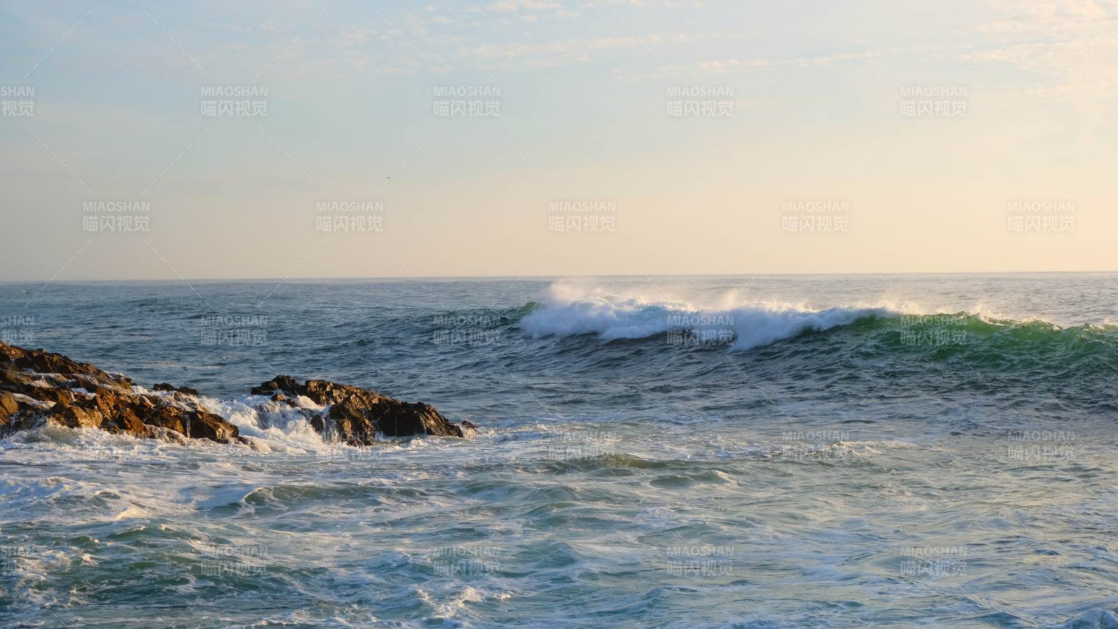 海浪拍打岩石的清晨景象图片