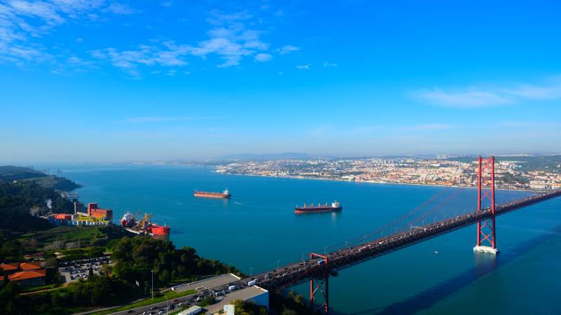 葡萄牙里斯本瓦斯科达伽马大桥与海湾风光图片