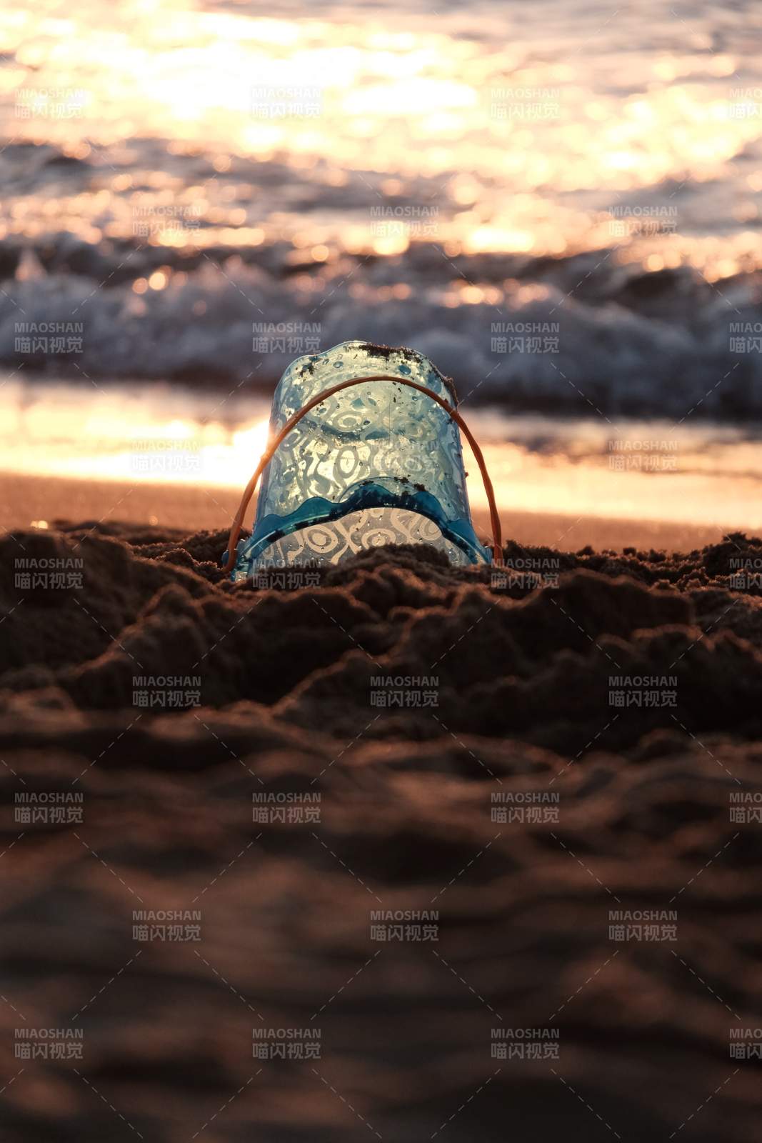 海边的蓝色水桶图片