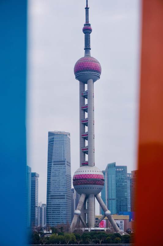 东方明珠塔与城市天际线图片