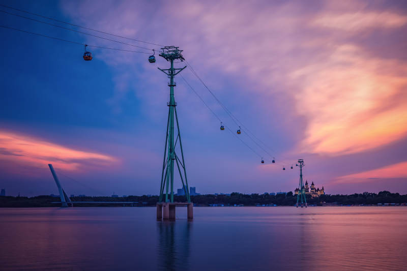 湖畔缆车夕阳美景图片