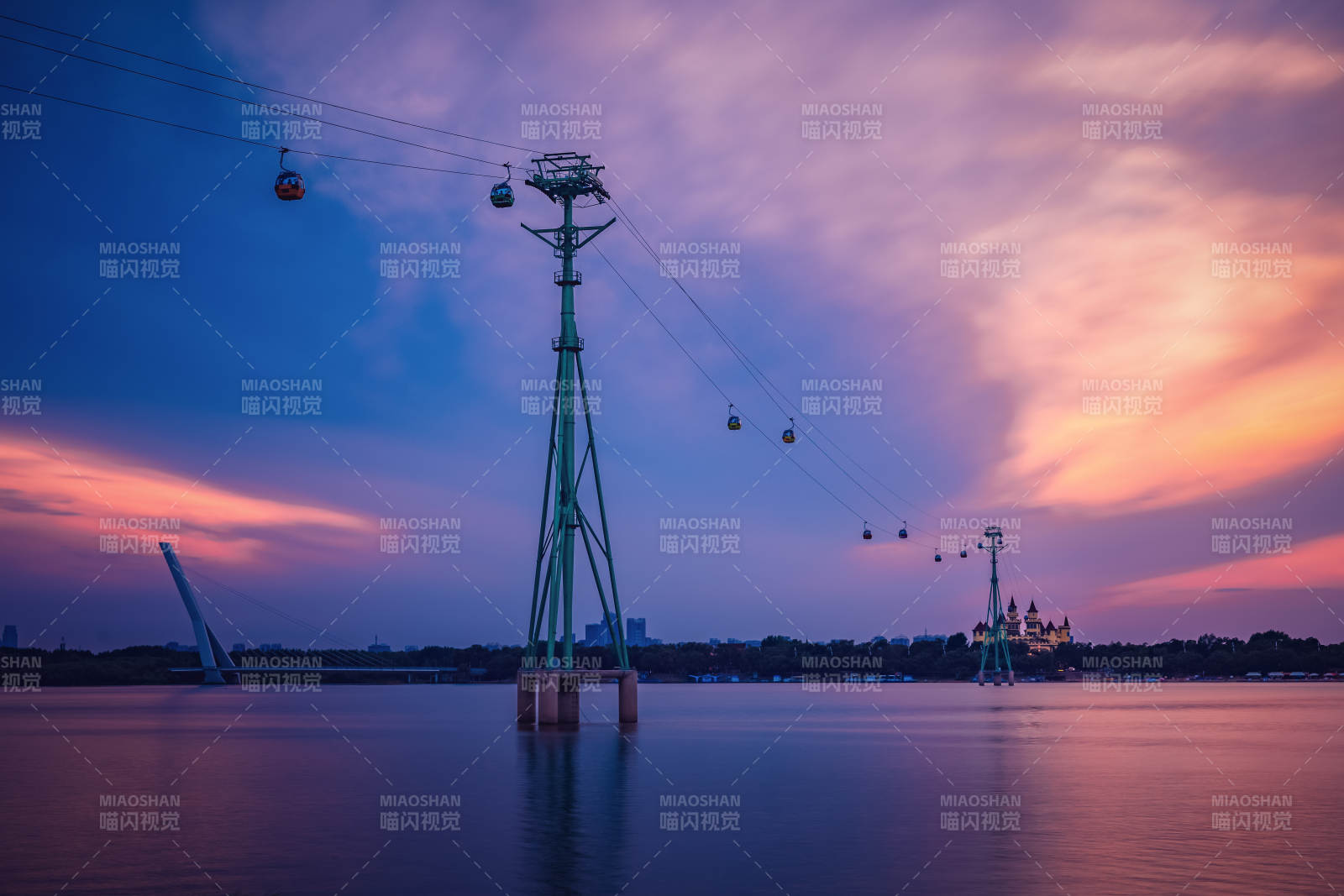 湖畔缆车夕阳美景图片