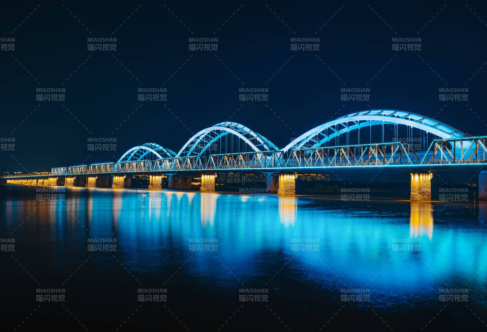 夜色中的哈尔滨松花江大桥图片