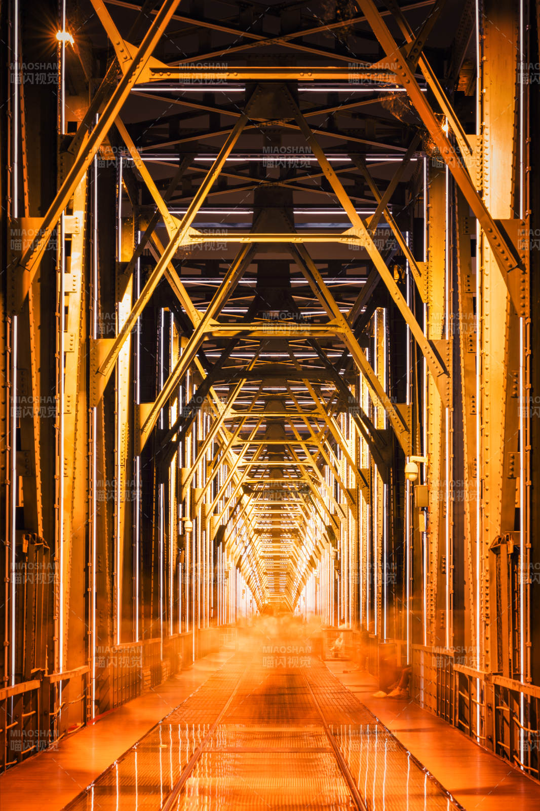 金色钢铁桥的光影通道图片