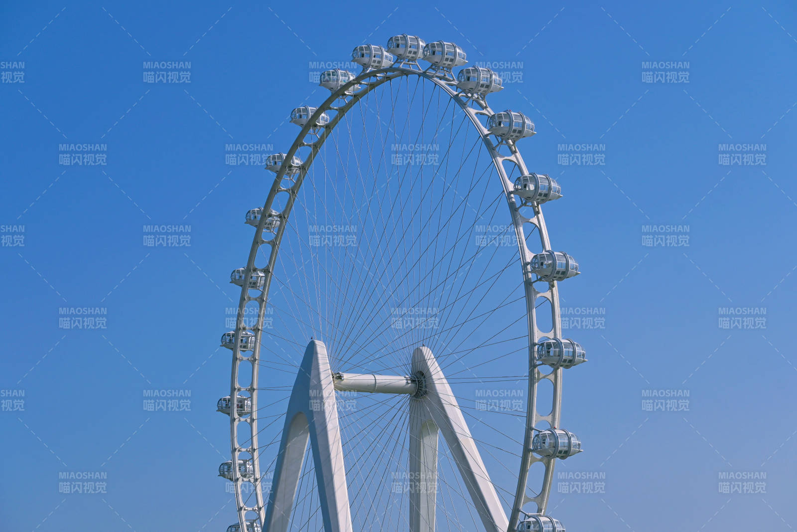 金鸡湖蓝天下的摩天轮图片