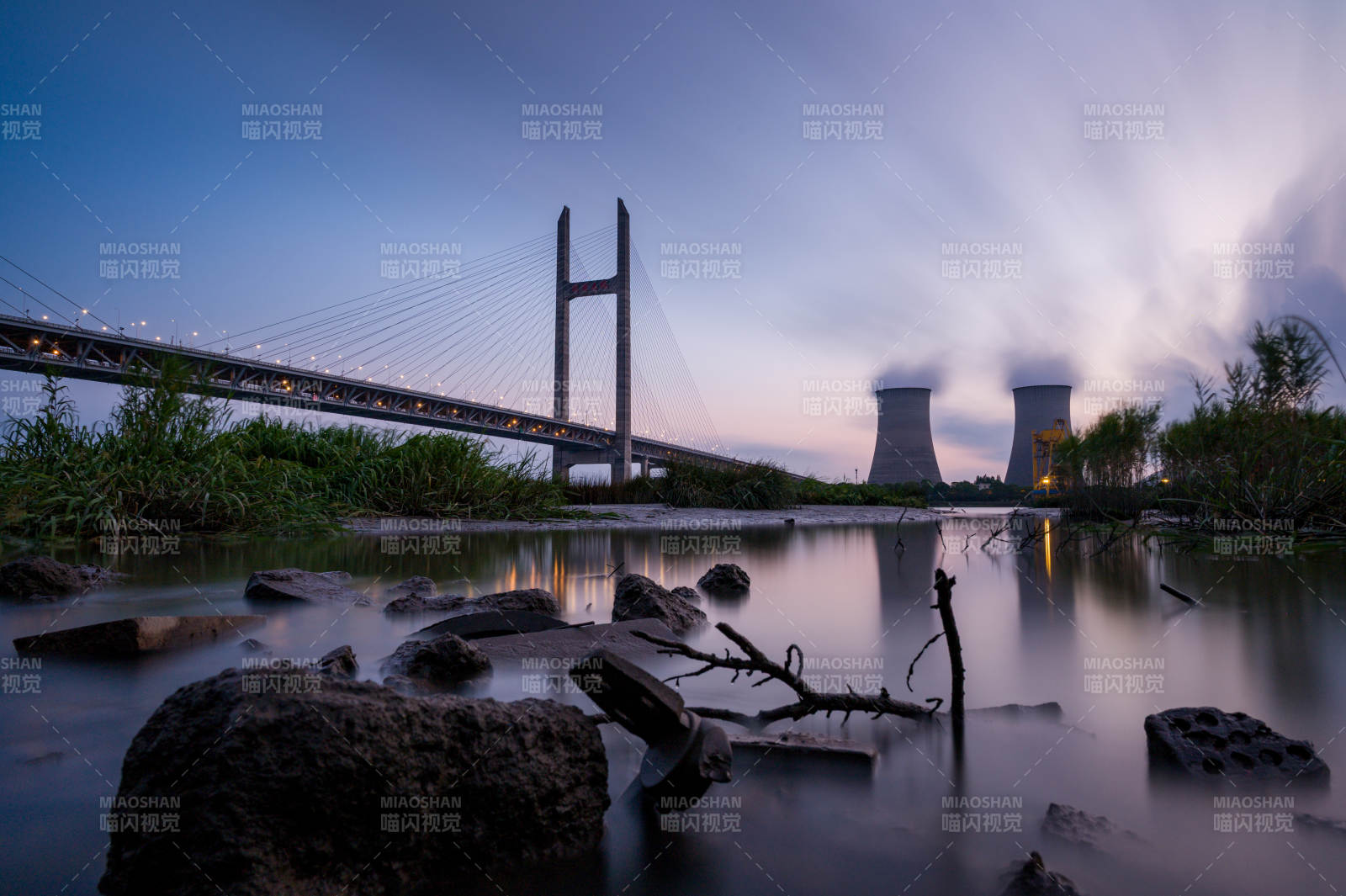 闵浦大桥与吴泾冷却塔图片