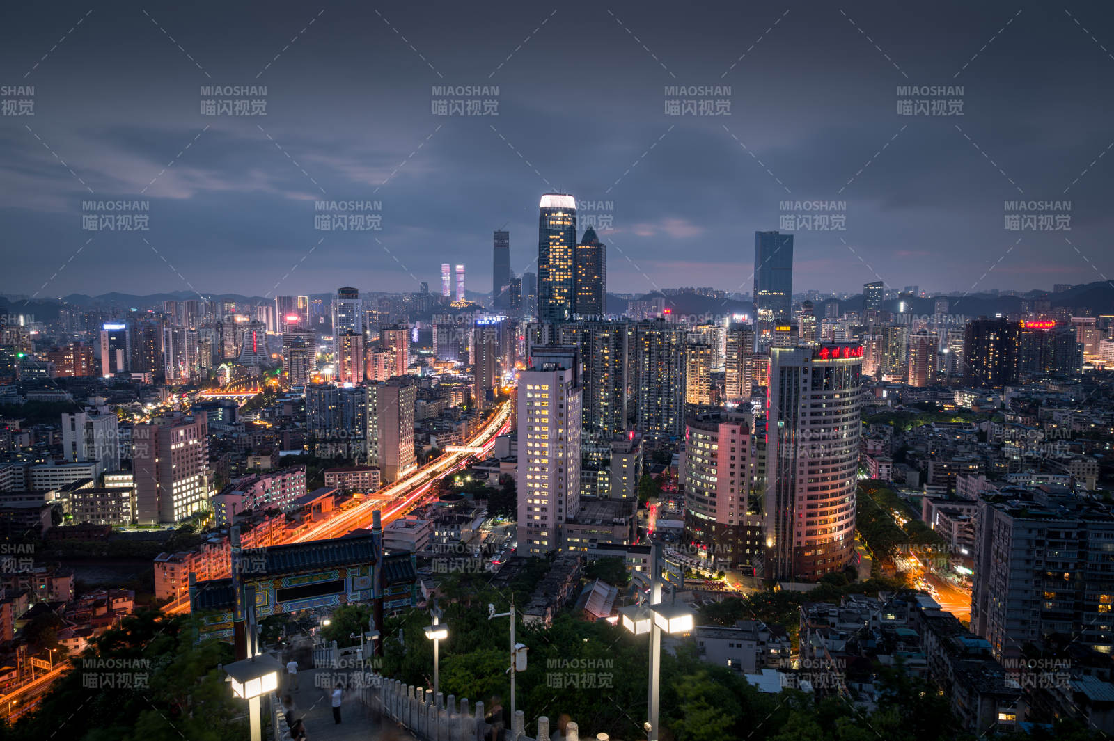 贵阳东山寺夜景图片