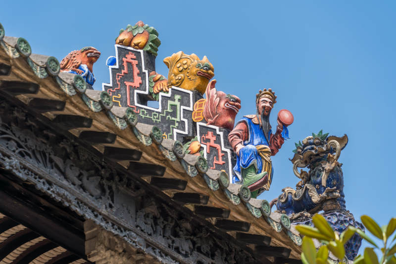 广州陈家祠的古建筑屋脊上的彩塑装饰图片