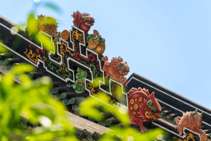 广州陈家祠的古建筑屋脊上的彩绘装饰图片