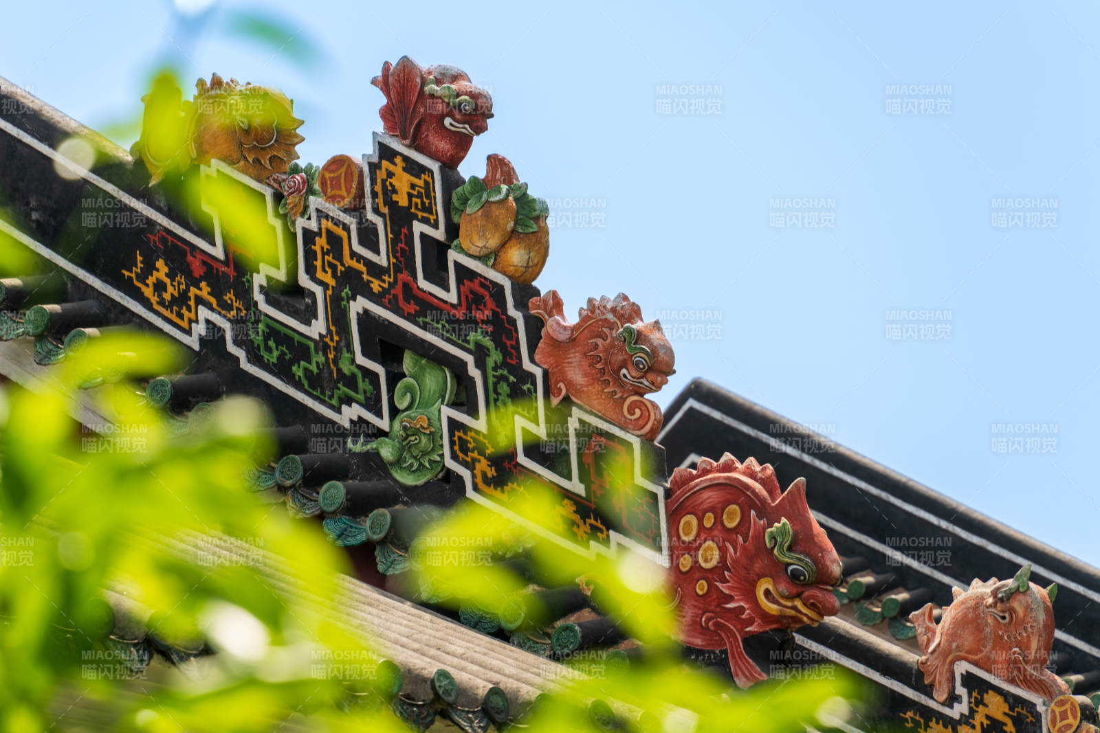 广州陈家祠的古建筑屋脊上的彩绘装饰图片