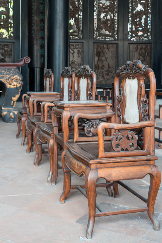 古典木椅陈列古韵悠长图片