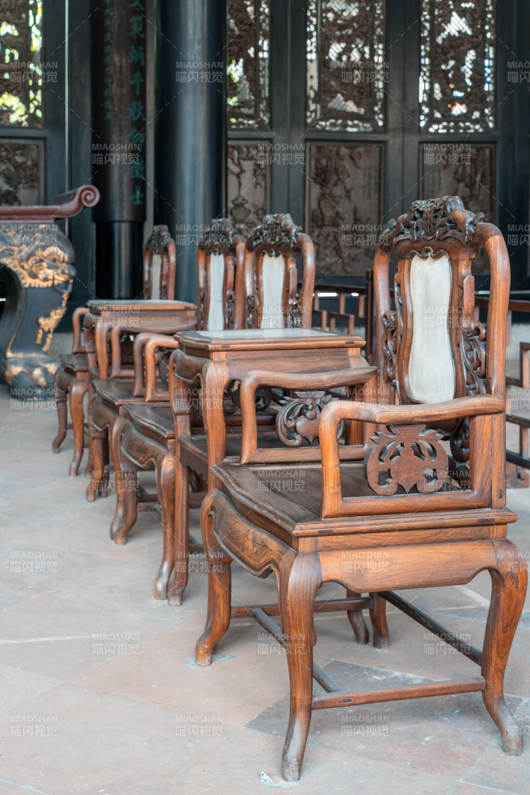 古典木椅陈列古韵悠长图片