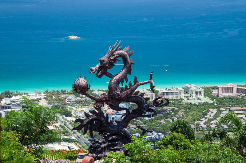 海边龙雕俯瞰美景海南三亚亚龙湾图片