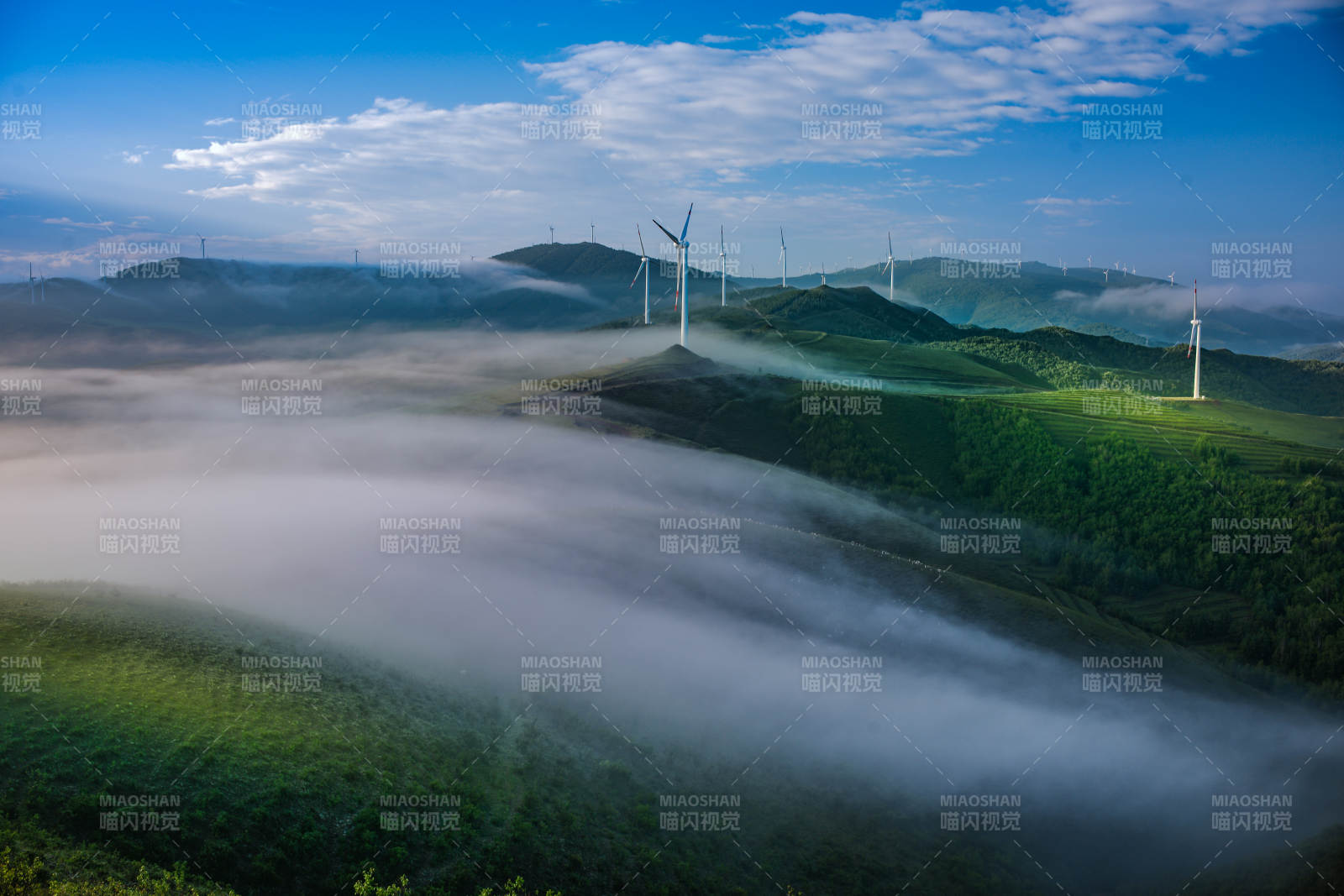 张北草原天路风车山雾 晨曦初照图片