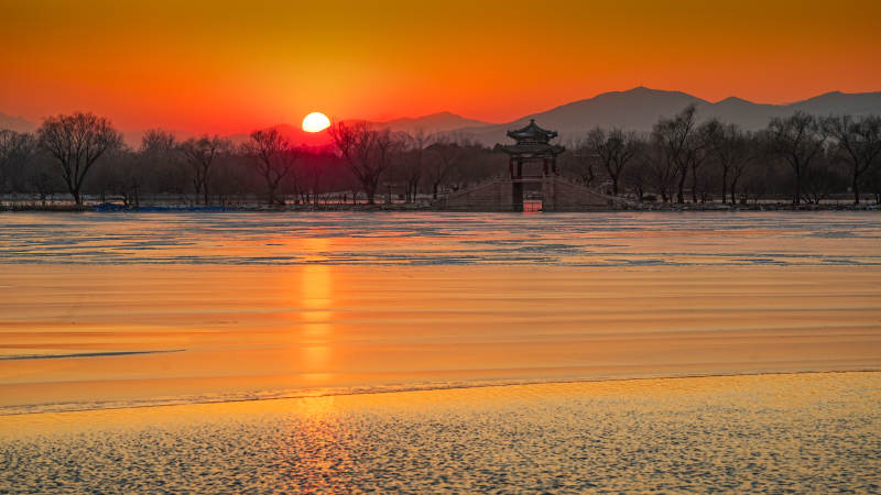 颐和园冬日湖畔夕阳映照图片