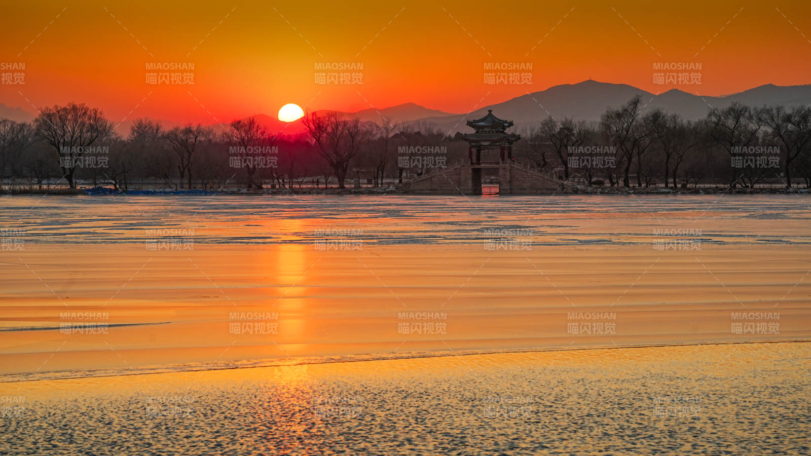 颐和园冬日湖畔夕阳映照图片
