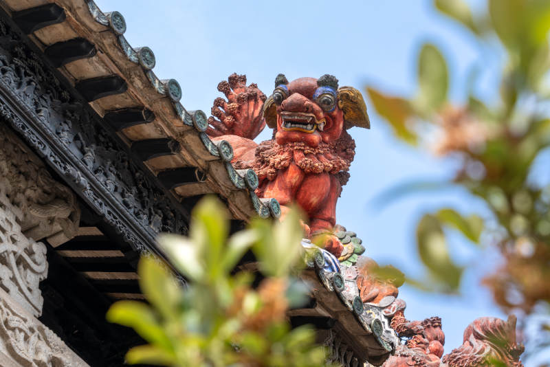 广州陈家祠的古建筑屋脊上的彩绘雕塑图片