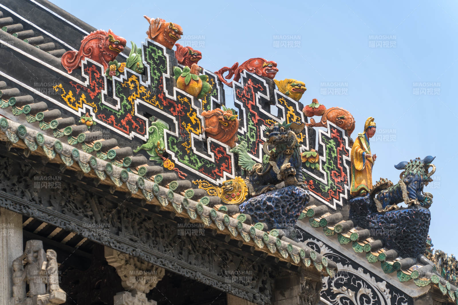广州陈家祠的古建筑屋脊彩绘装饰图片