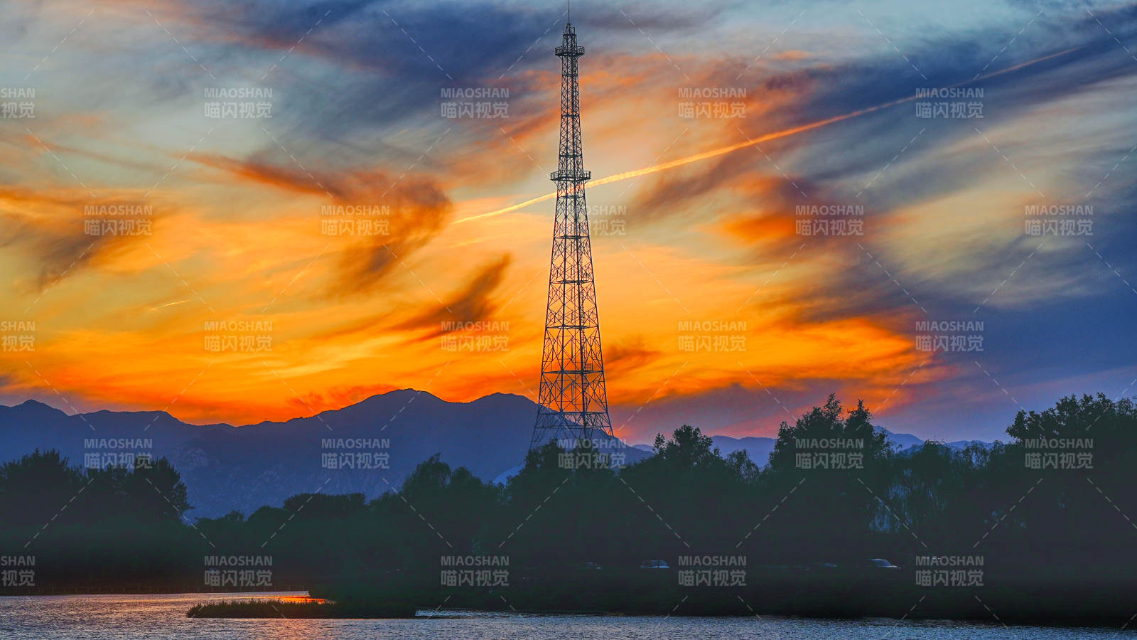 夕阳下的塔影山水图图片