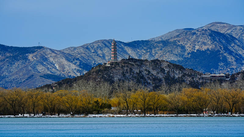 北京玉峰塔下湖畔塔影 西山晴雪图片