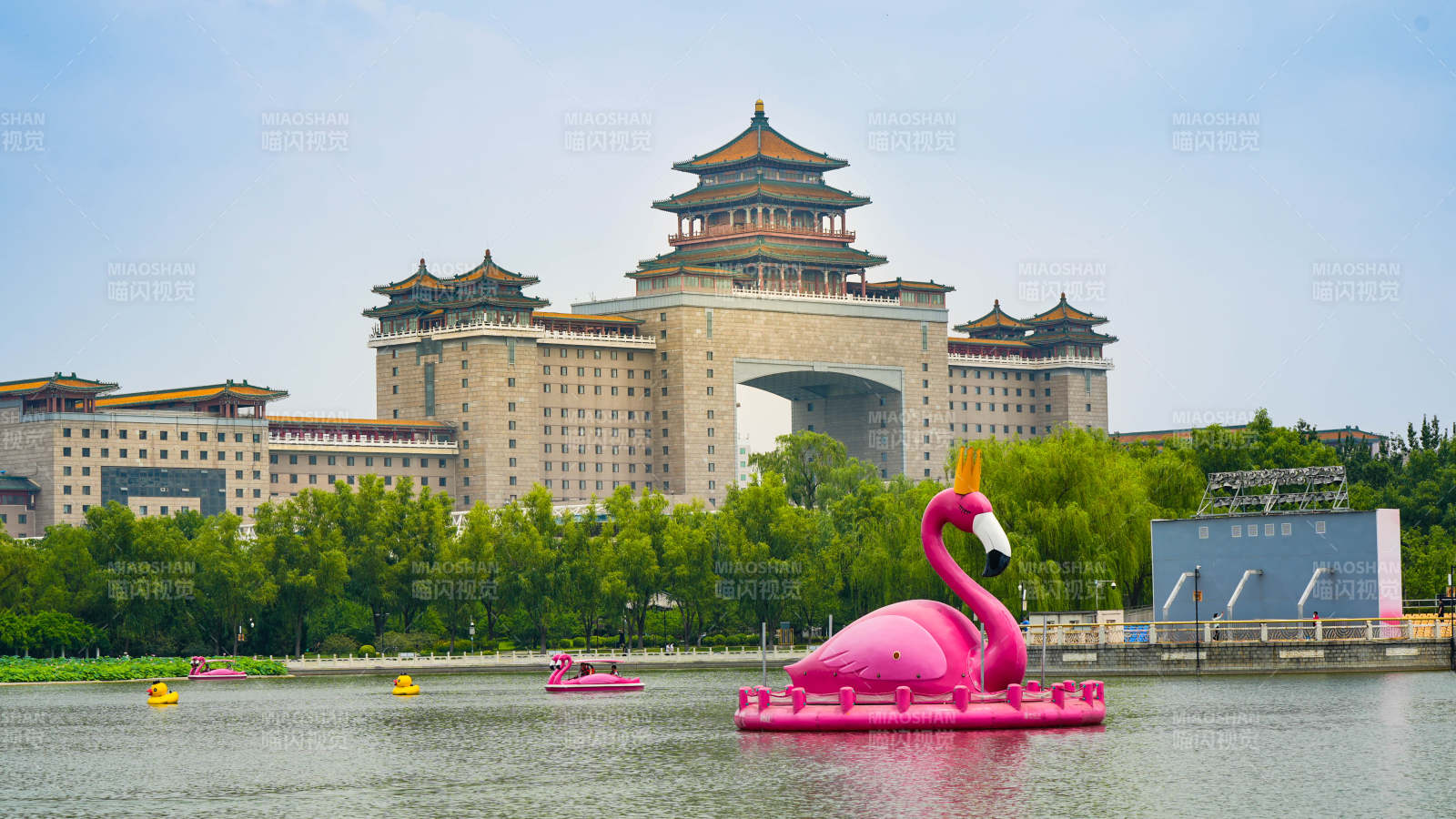 莲花池公园的湖畔粉色火烈鸟与北京西客站图片