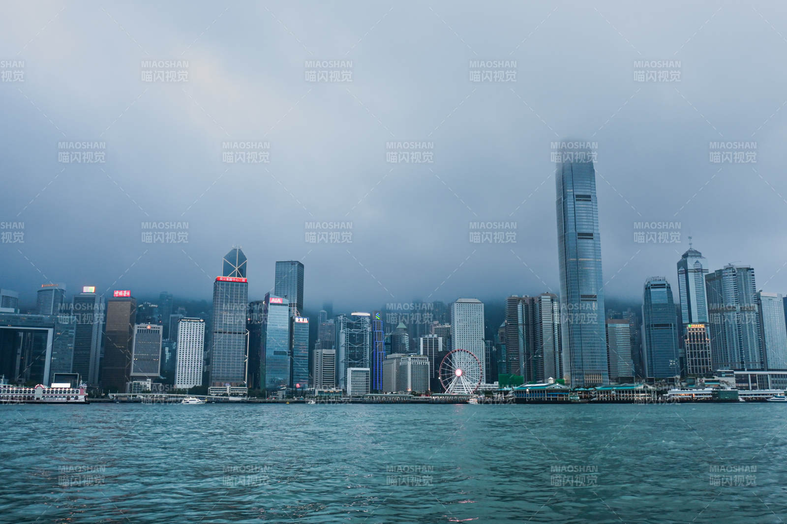 香港天际线雨雾朦胧图片
