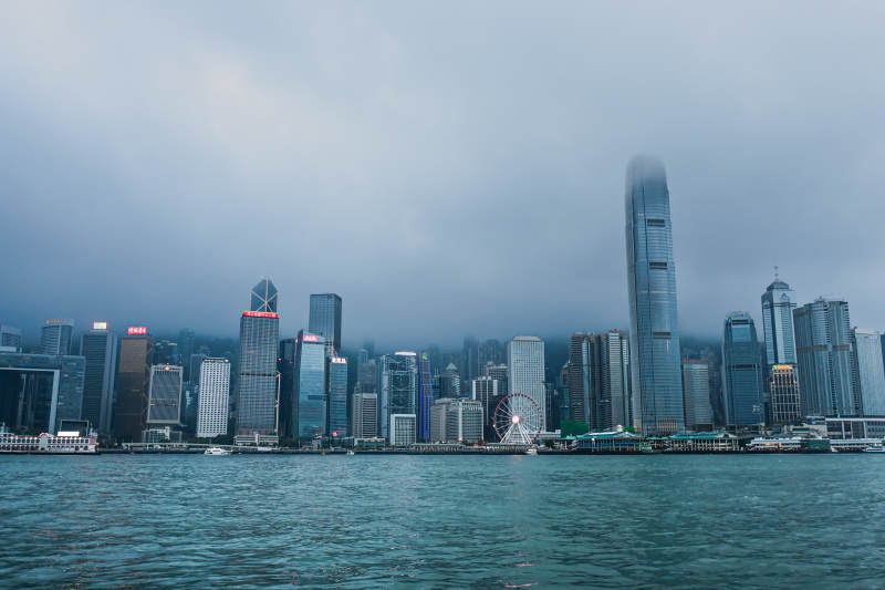 香港天际线雨雾朦胧图片