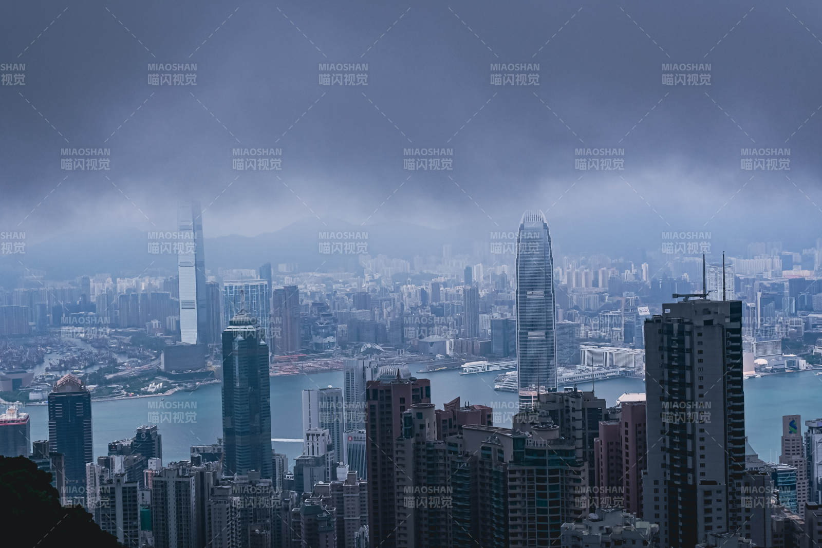 香港城市天际线雾景图片