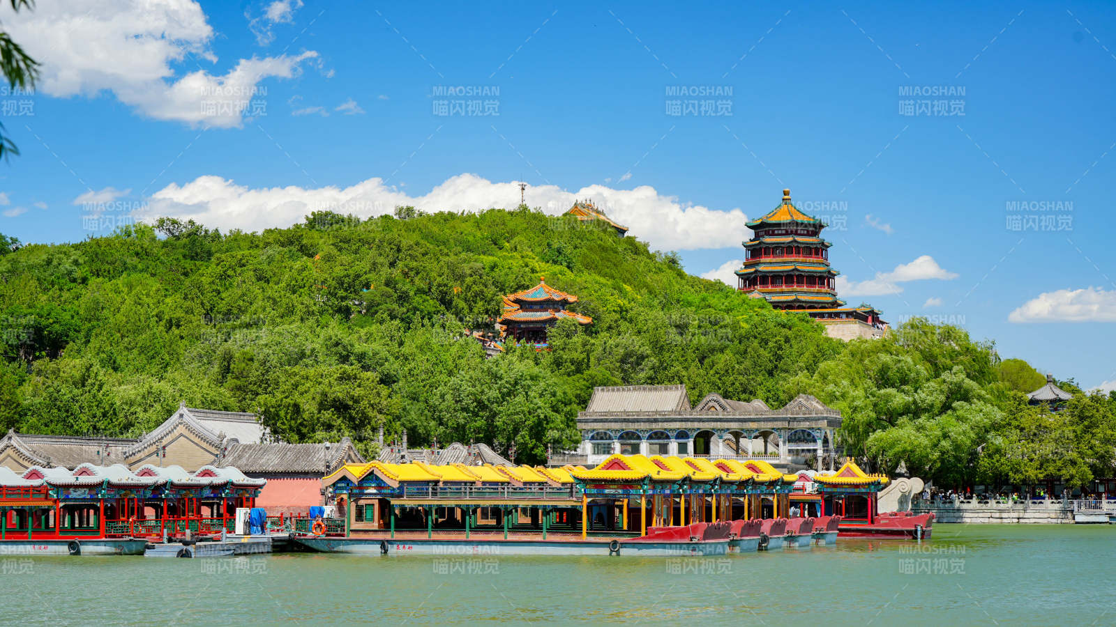 颐和园湖畔游船与古塔图片