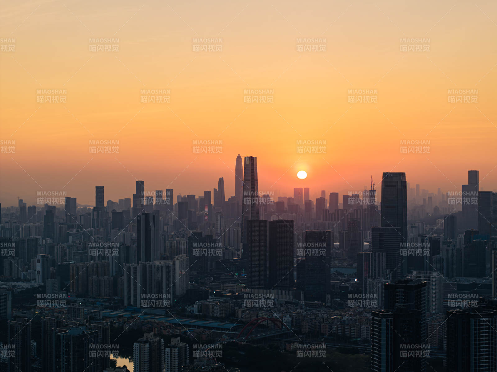 城市黄昏 高楼林立图片