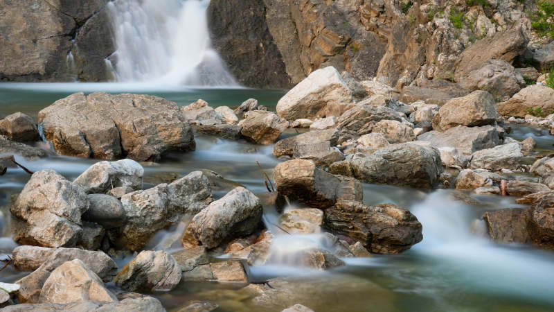 山涧瀑布与岩石溪流图片