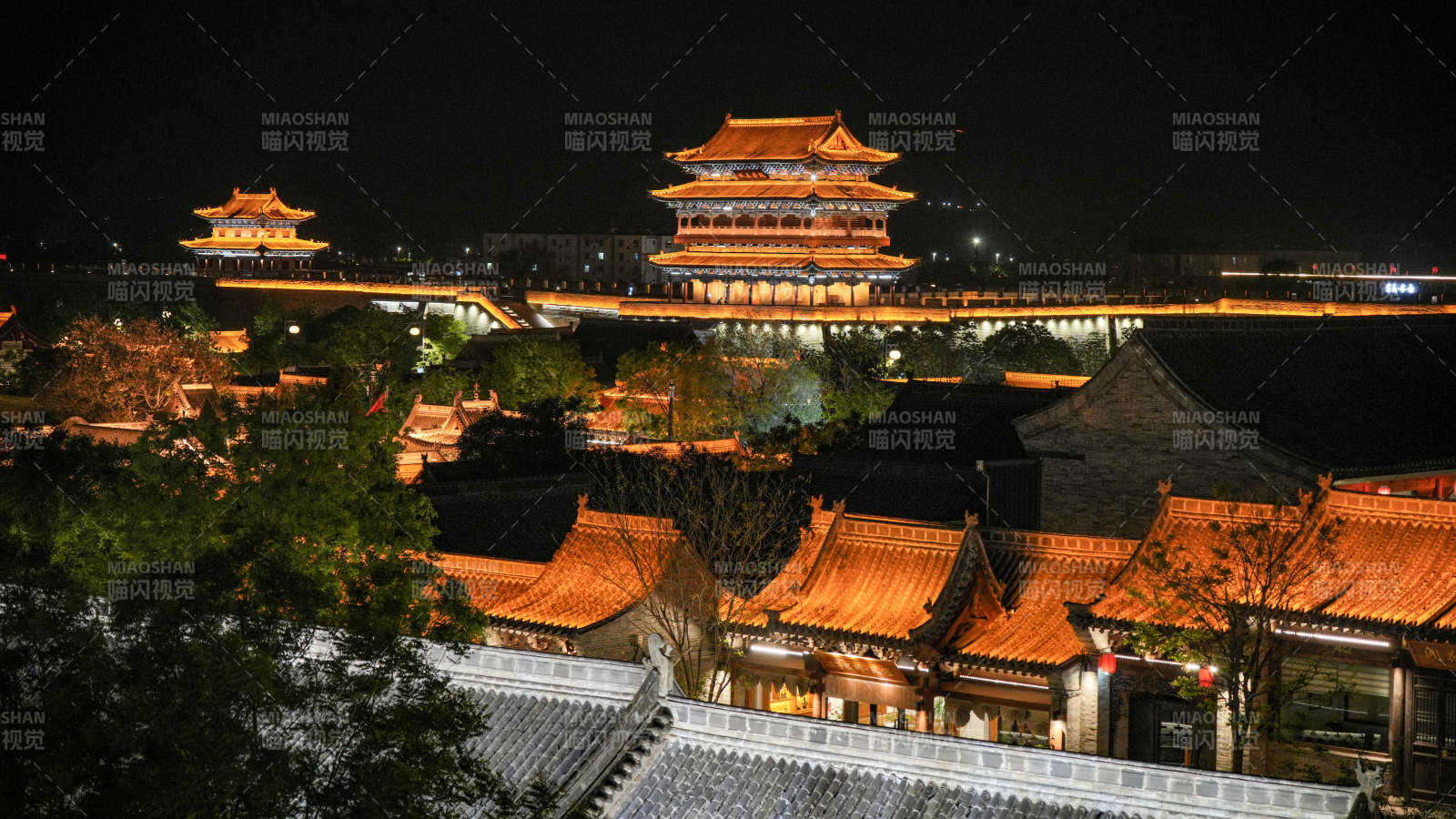 山西忻州古城夜景古建筑群灯火辉煌图片