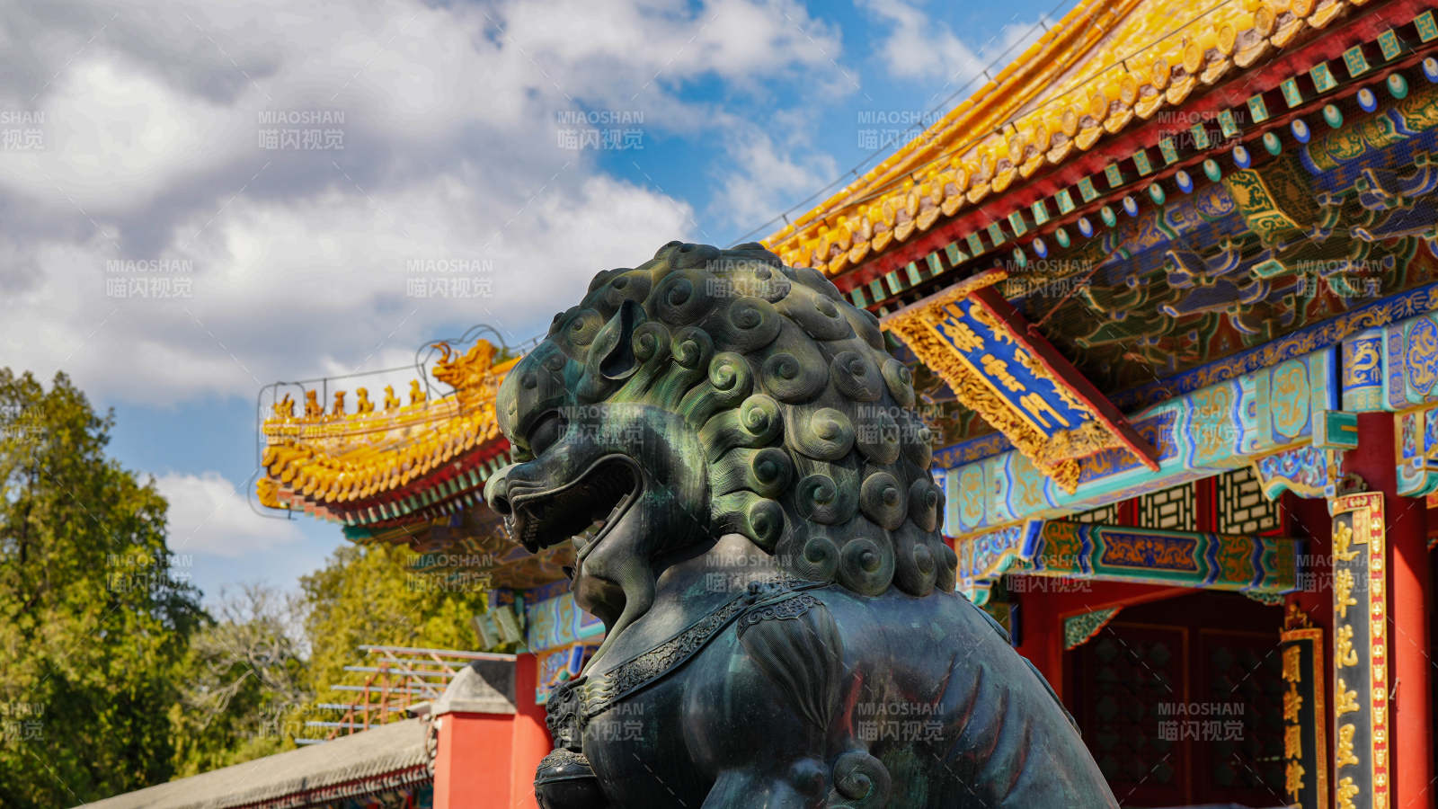 故宫石狮与彩绘建筑图片