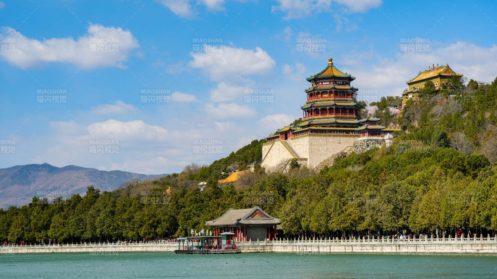 颐和园湖畔古塔风光图片