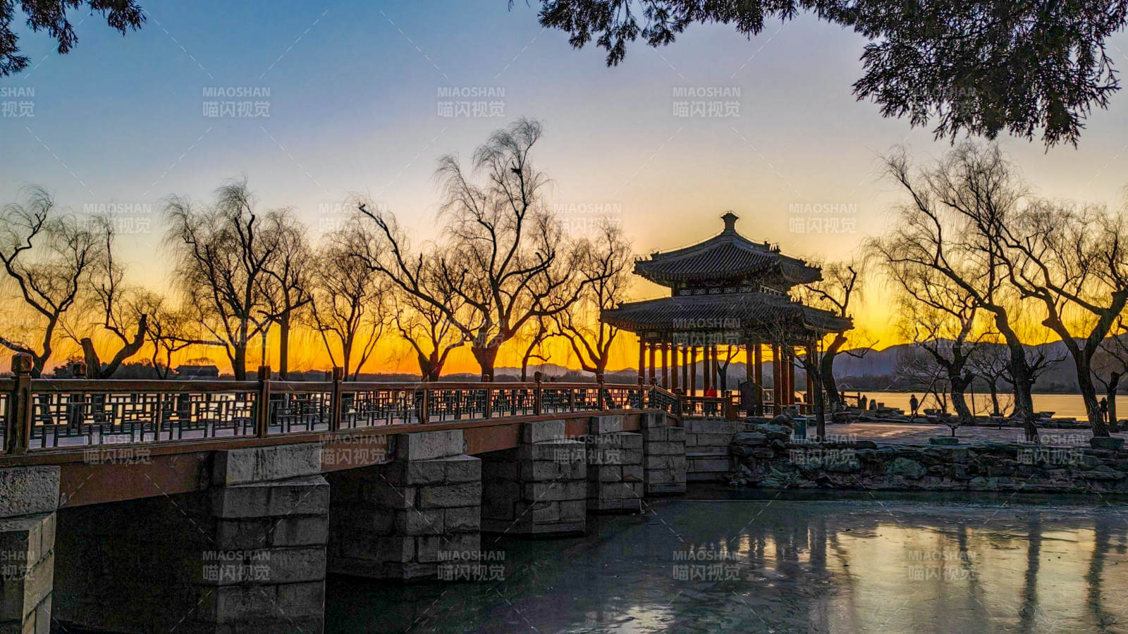 颐和园夕阳下的静谧美景图片