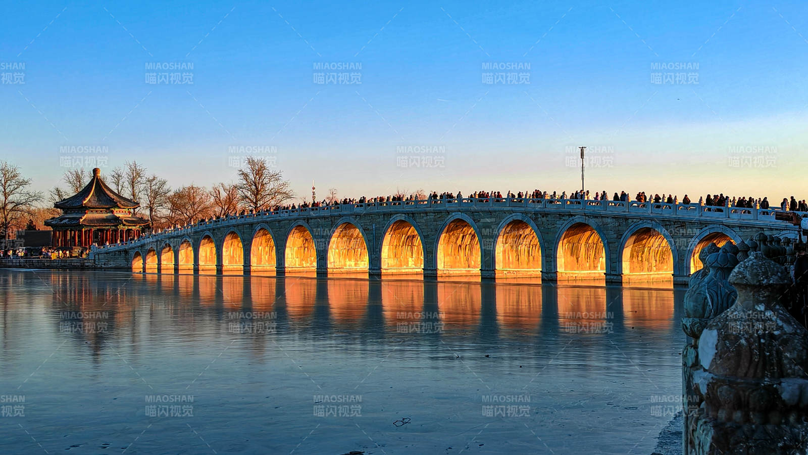 十七孔桥夕阳映照图片