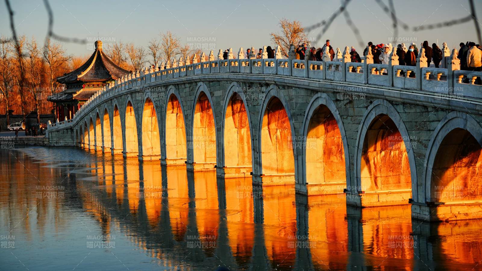 十七孔桥夕阳映照图片