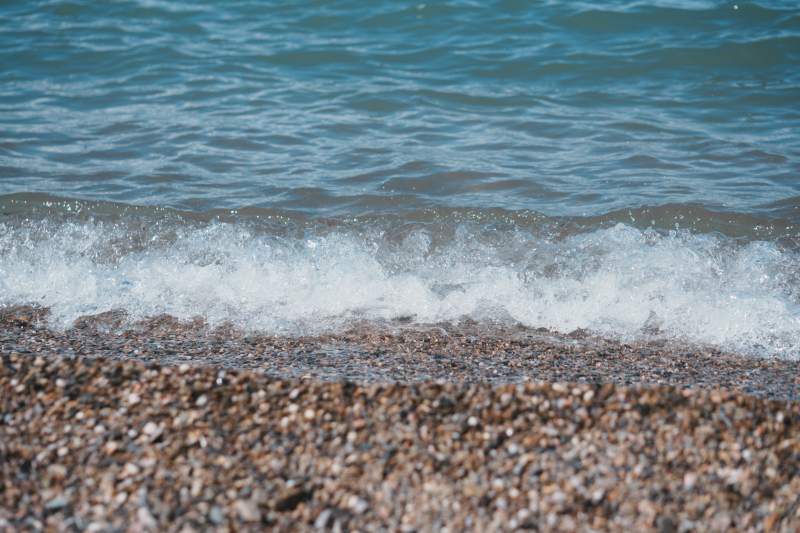 海浪轻拍鹅卵石海滩图片