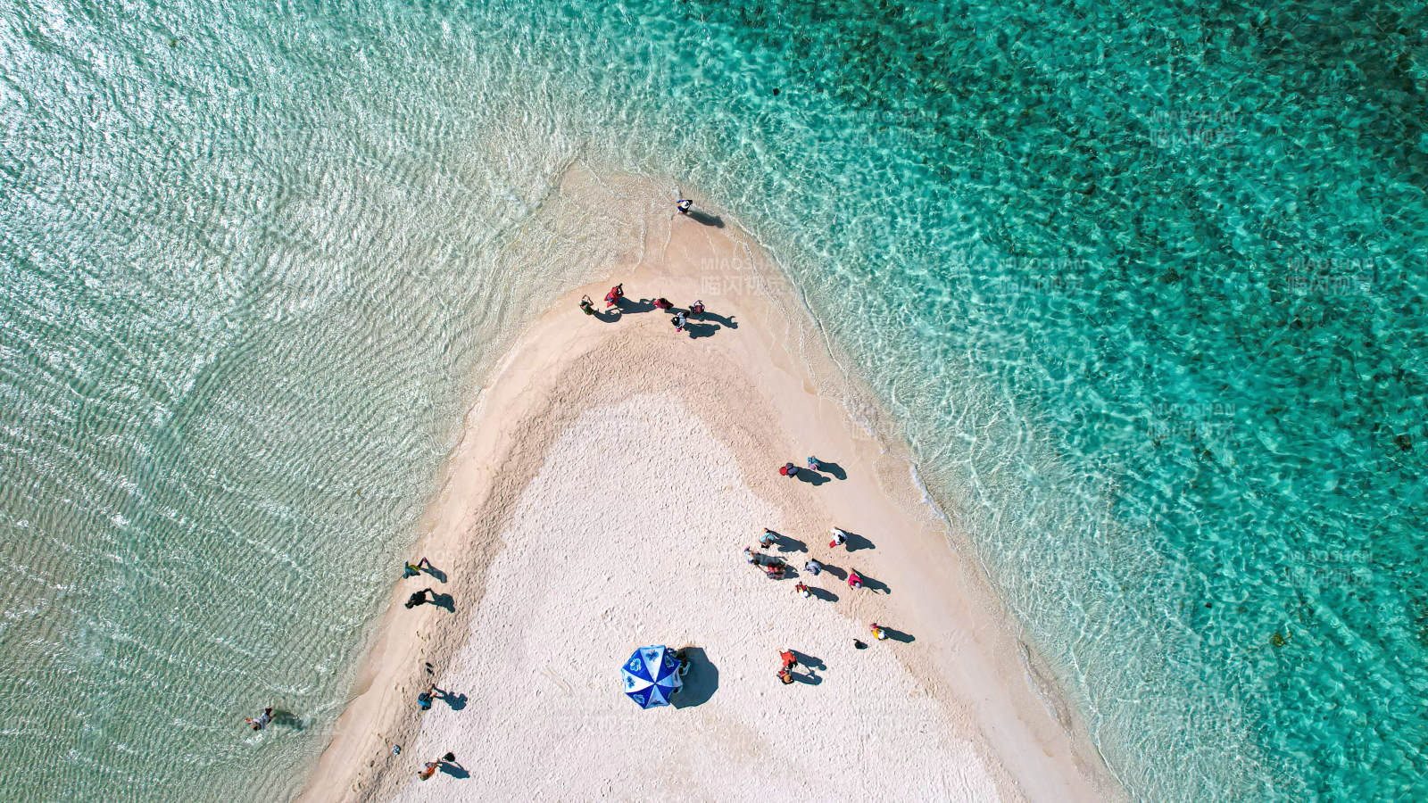 西沙海滩上的悠闲时光图片