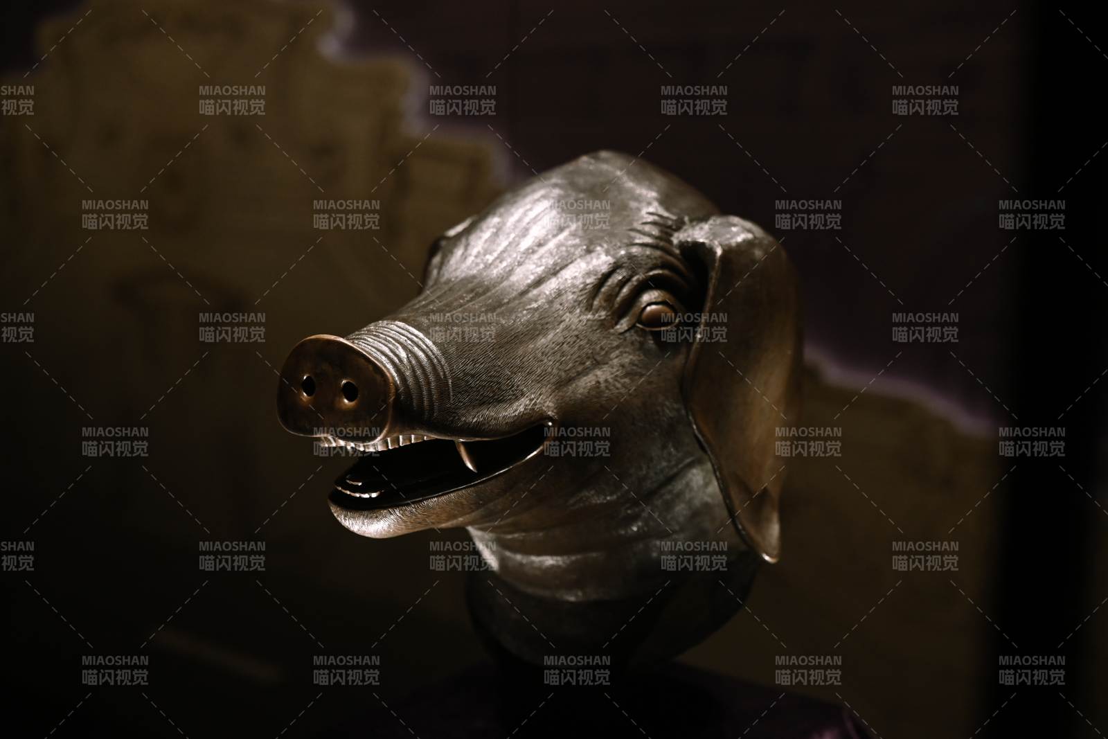 圆明园十二生肖兽猪首雕塑特写图片