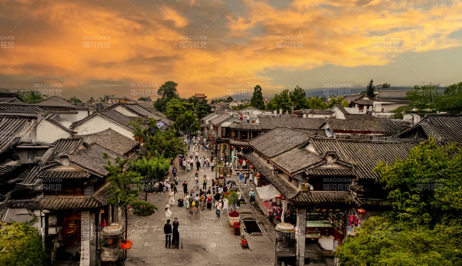 古镇黄昏 人群熙攘图片