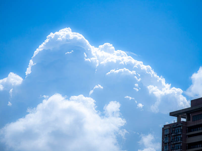 蓝天白云映衬高楼图片