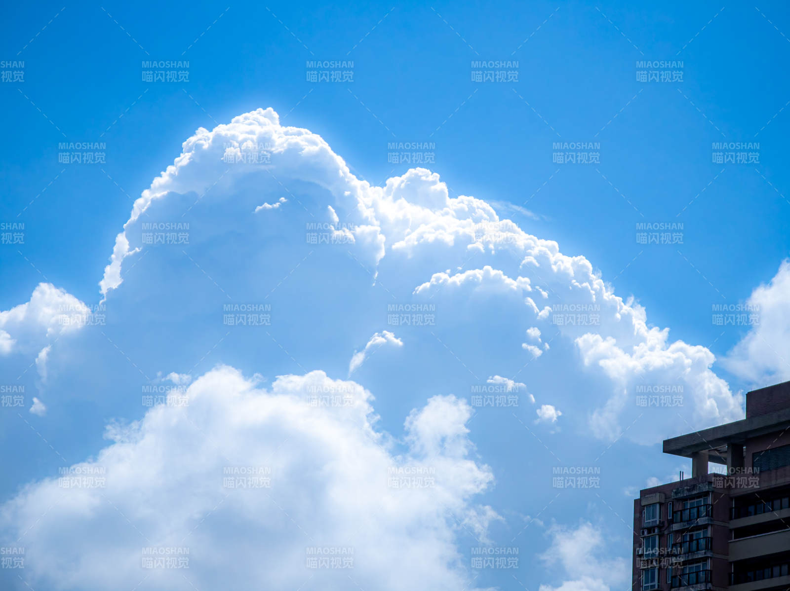 蓝天白云映衬高楼图片