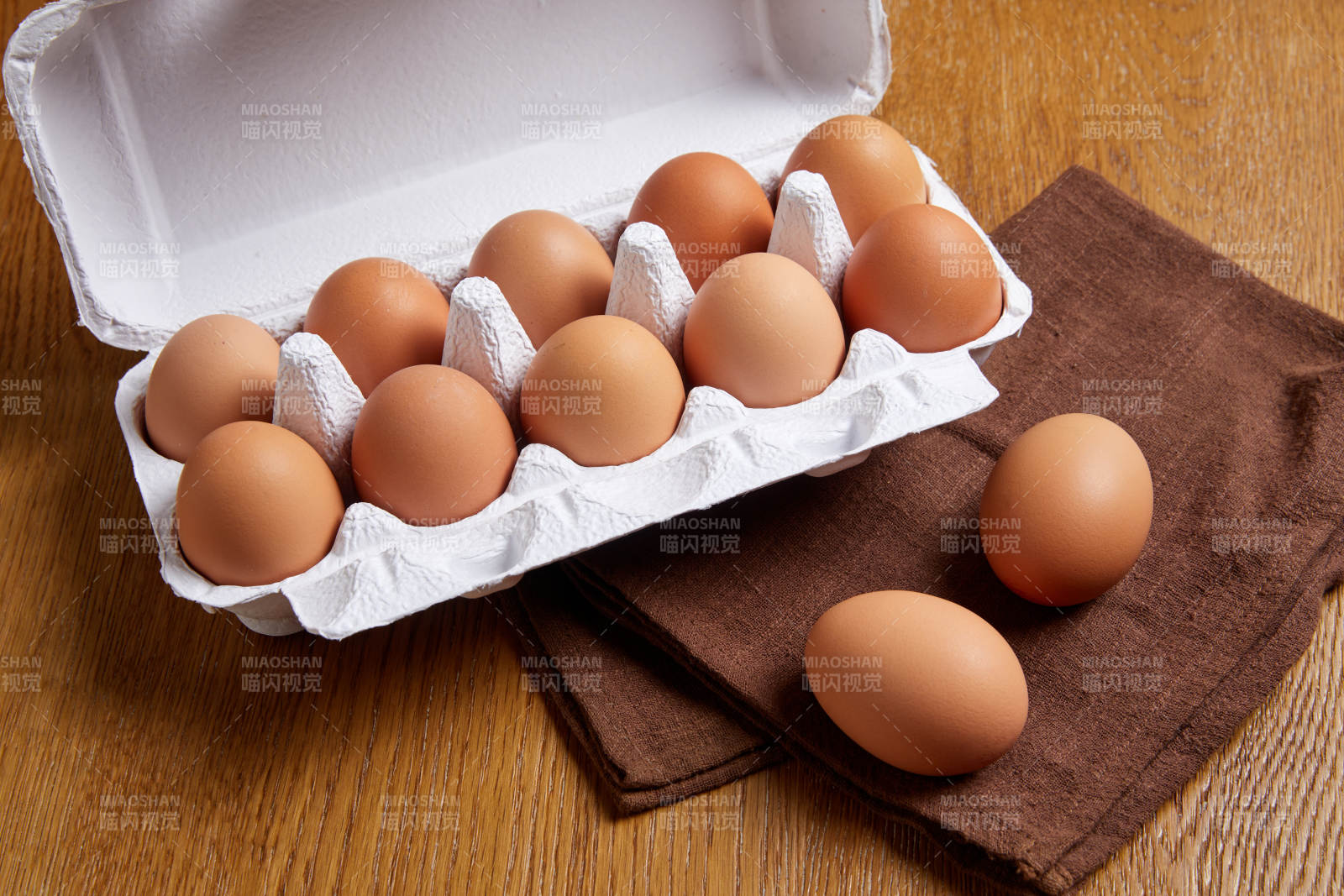 鸡蛋盒与布上的鸡蛋图片