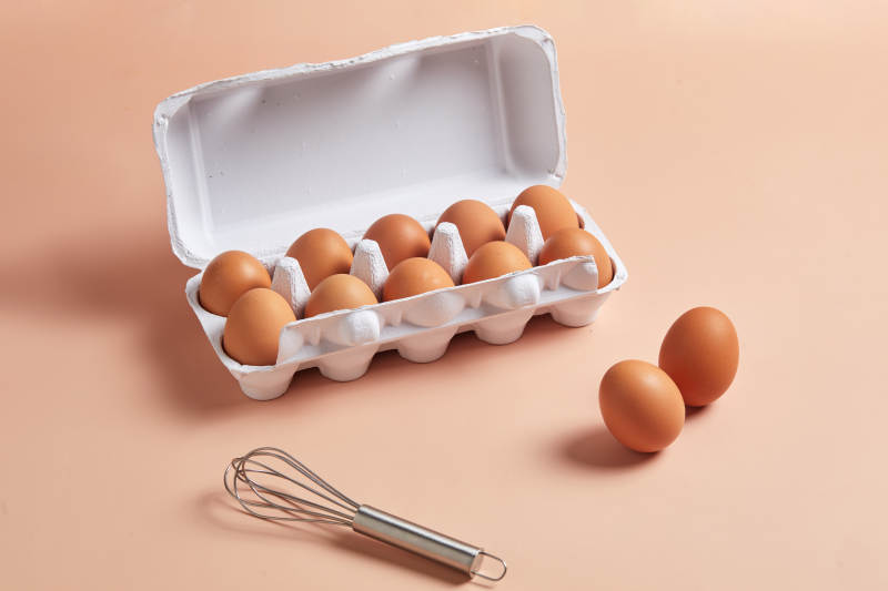 鸡蛋与打蛋器的静物图图片