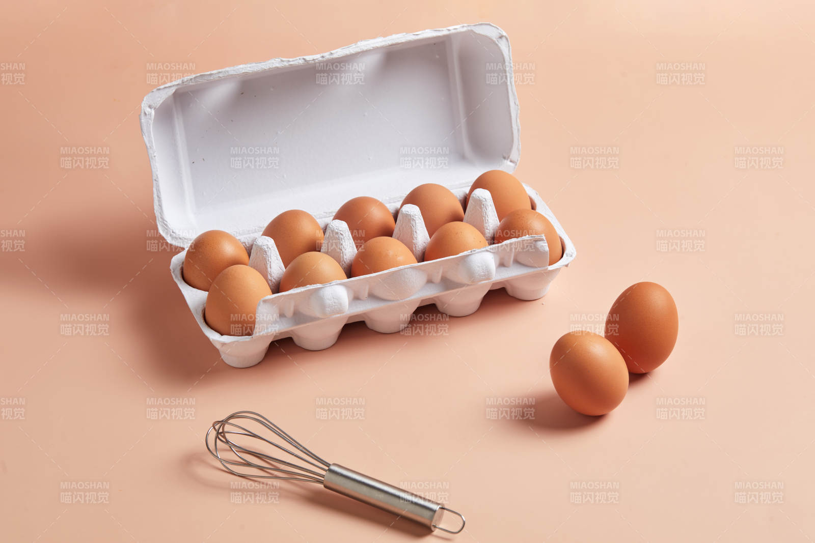 鸡蛋与打蛋器的静物图图片