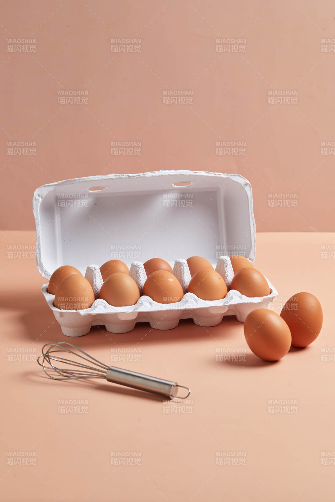 鸡蛋与打蛋器的静物图图片