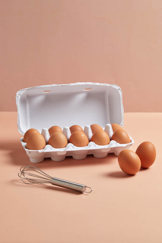 鸡蛋与打蛋器的静物图图片