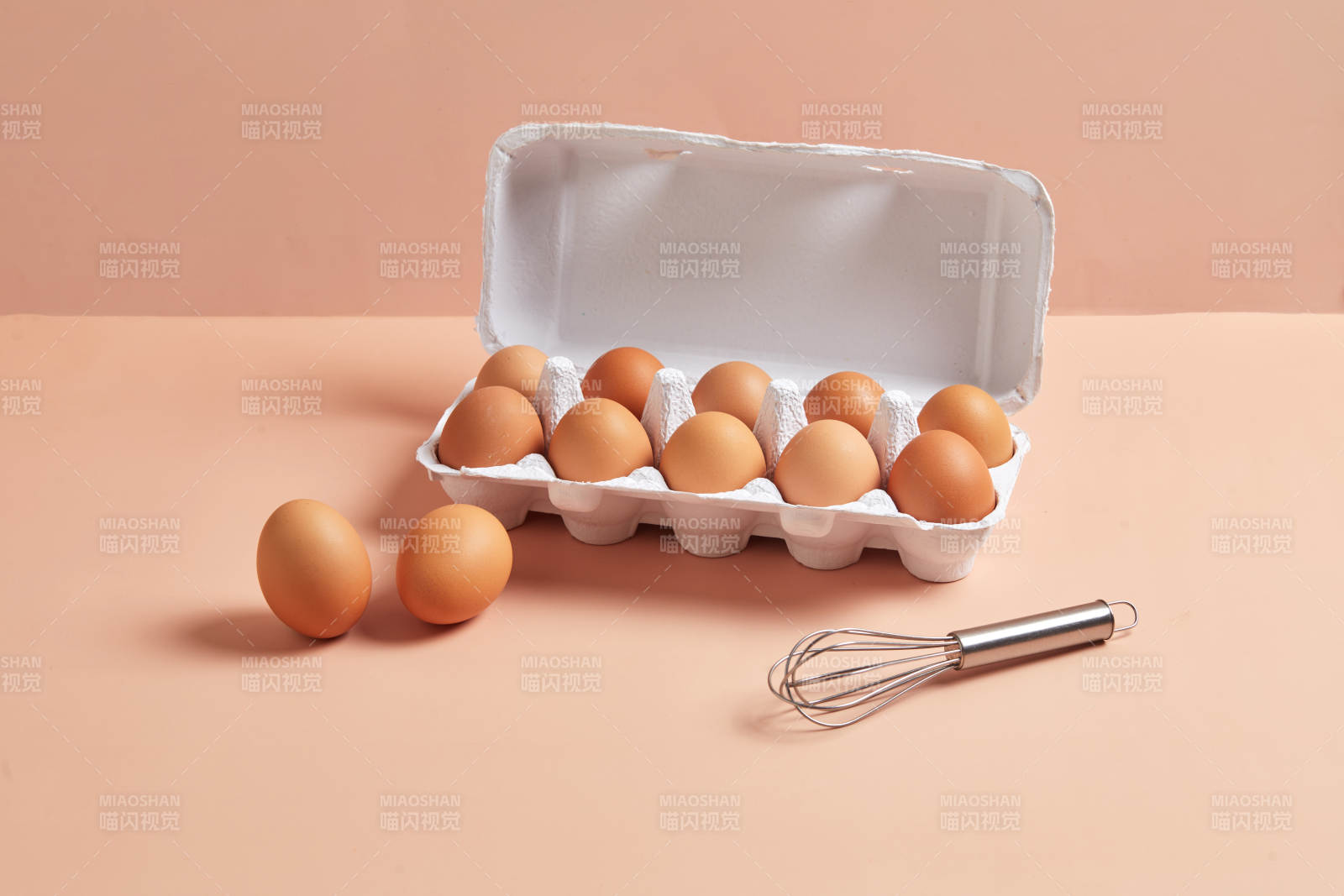 鸡蛋与打蛋器静物图图片